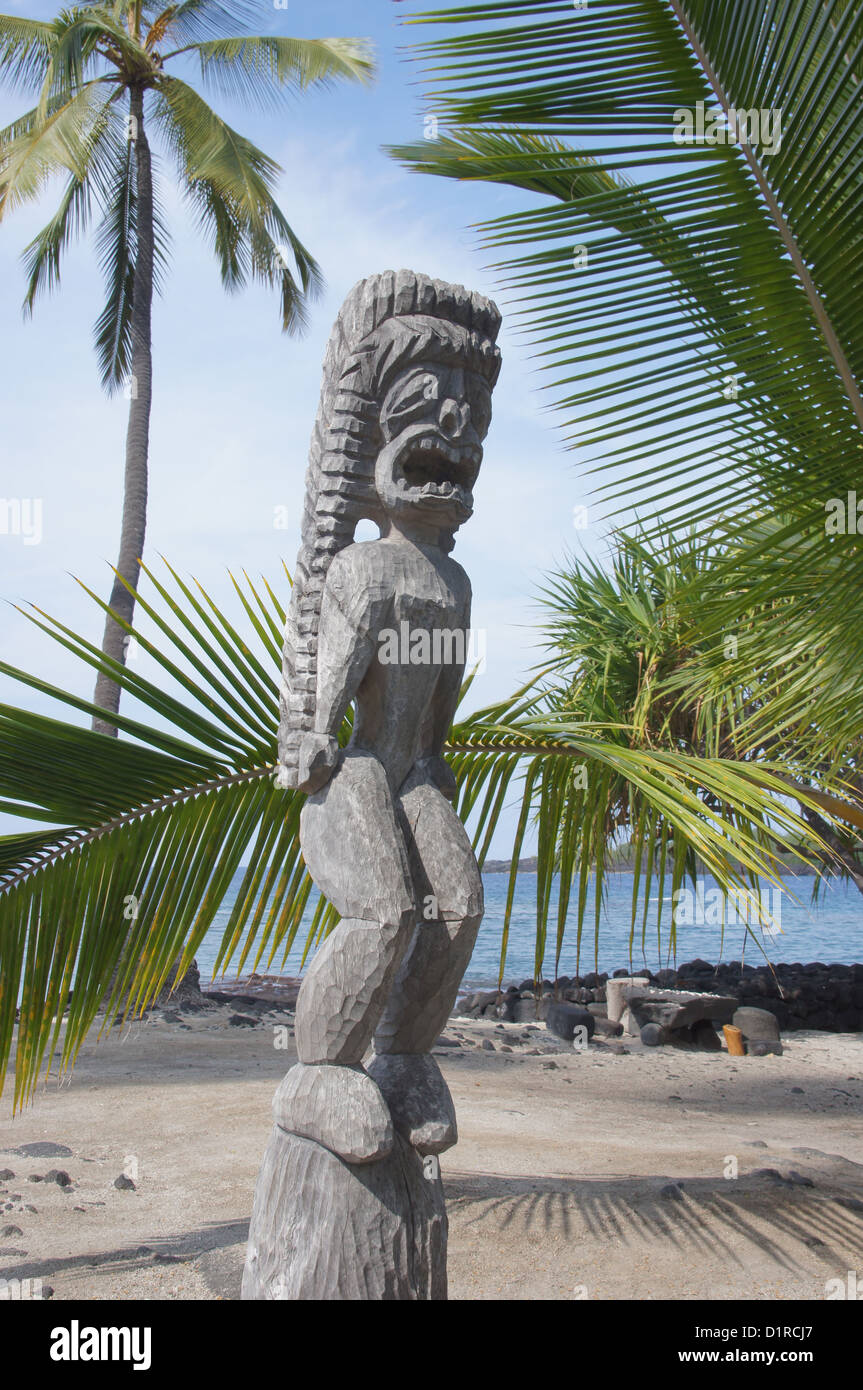 Statue en bois sculpté de l'ancienne godPuuhonua Hawaïen O Honaunau lieu de refuge National Park, New York Banque D'Images