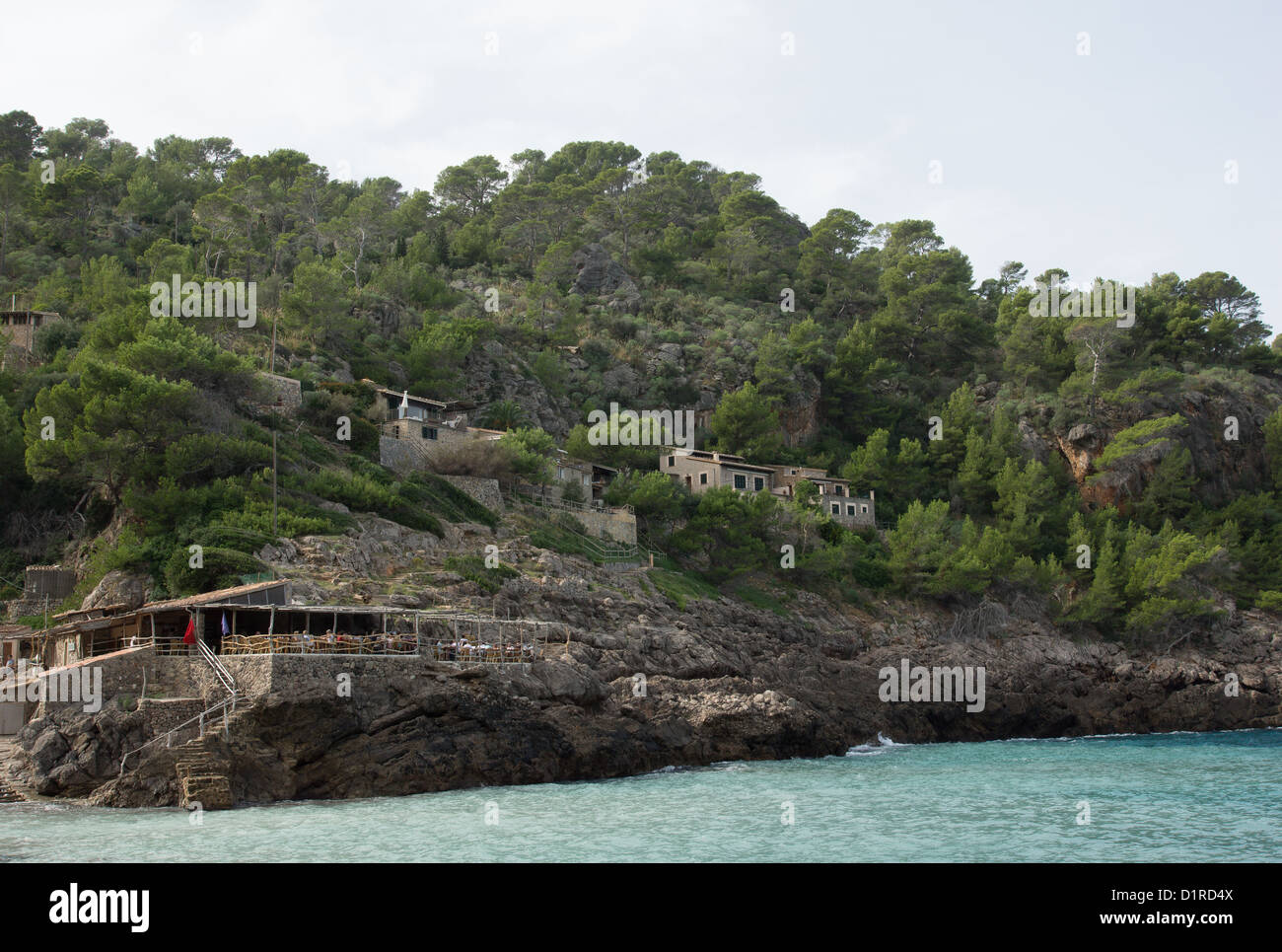 Cala Deia est une petite baie avec une petite plage et deux restaurants. C'est fr Patro Mars Banque D'Images