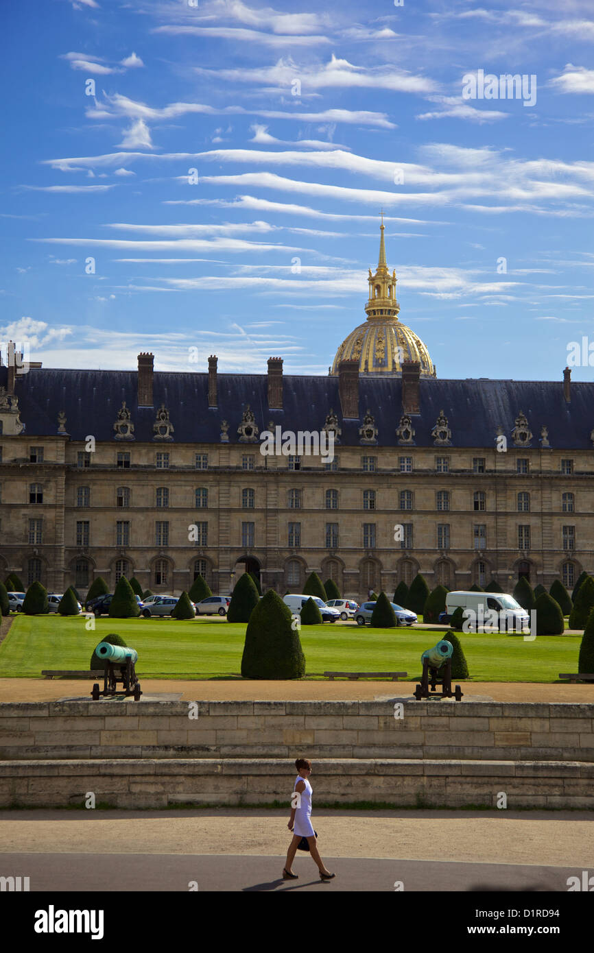 Une femme passe devant l'Hôtel des Invalides, Paris France qui abrite le tombeau de Napoléon et le musée national de l'armée. Banque D'Images