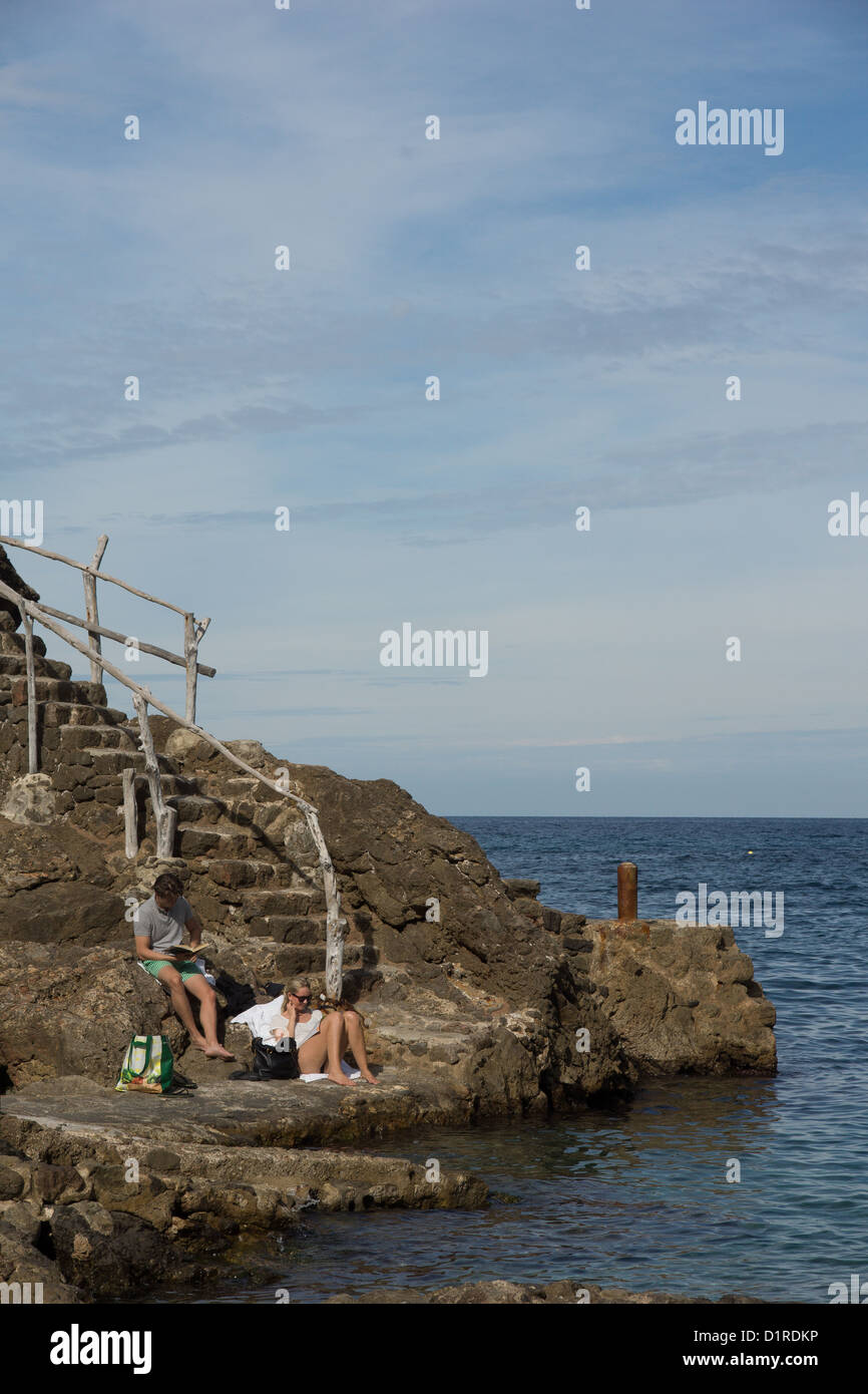 Cala Deia est une petite baie avec une petite plage et deux restaurants. De nombreux randonneurs de Soller prendre un déjeuner et une baignade ici. Banque D'Images