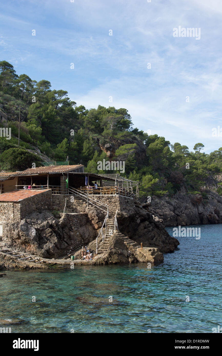 Cala Deia est une petite baie avec une petite plage et deux restaurants. C'est fr Patro Mars Banque D'Images