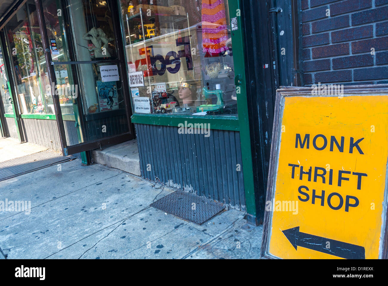 New York, East Village, Shopping, magasin de vêtements anciens vintage, 'Monk Thrift Shop' entreprise des années 1980 Banque D'Images