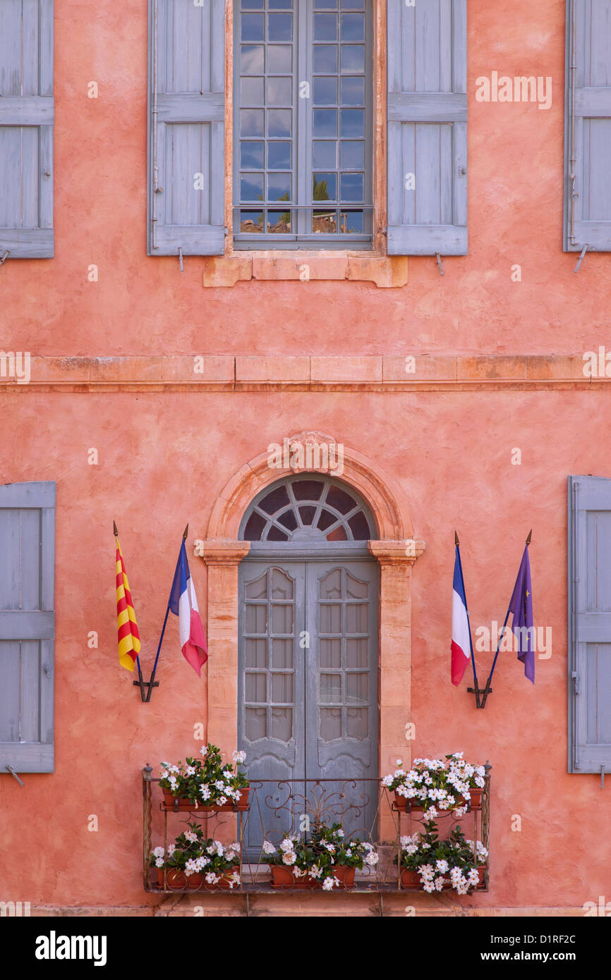 Façade de l'Hôtel de Ville, Roussillon, Provence France Banque D'Images