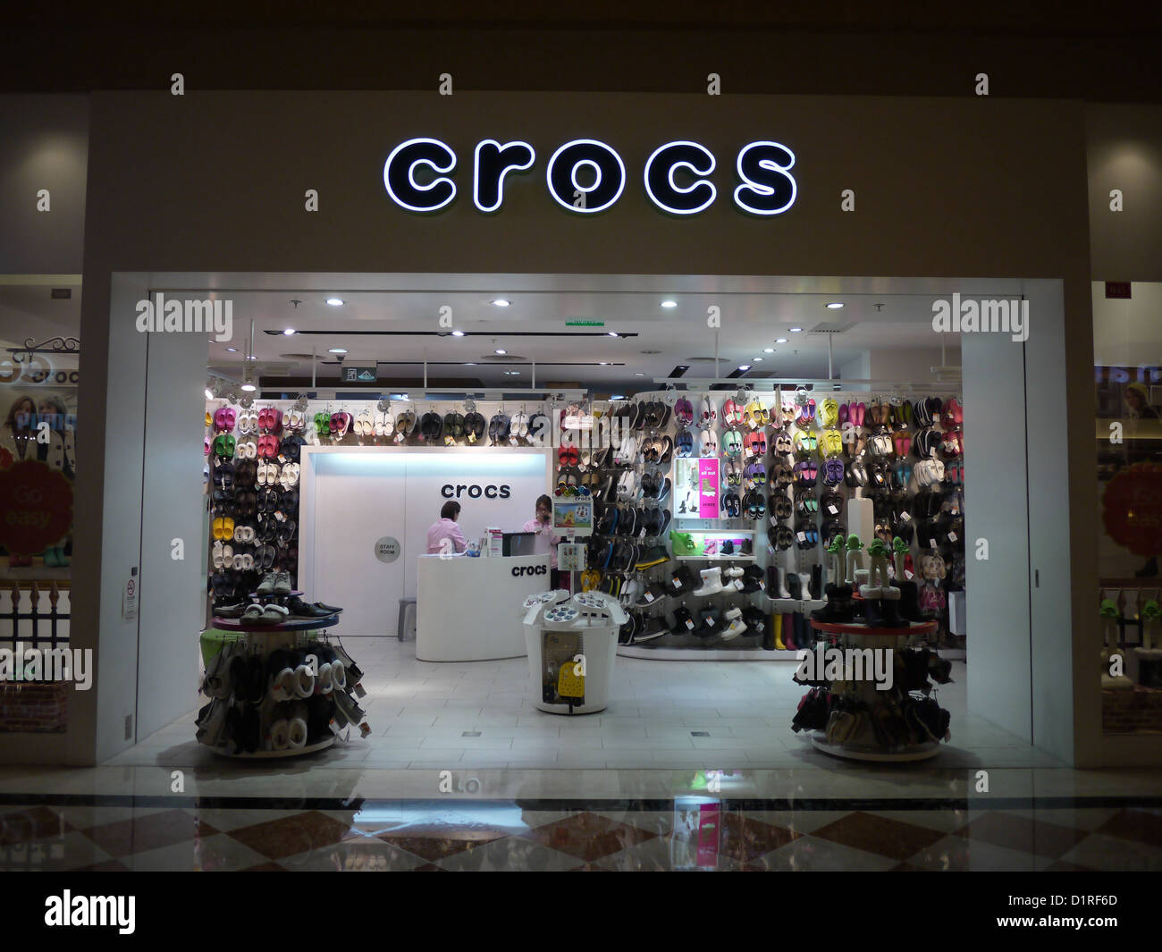 Crocs shop Banque de photographies et d'images à haute résolution - Alamy
