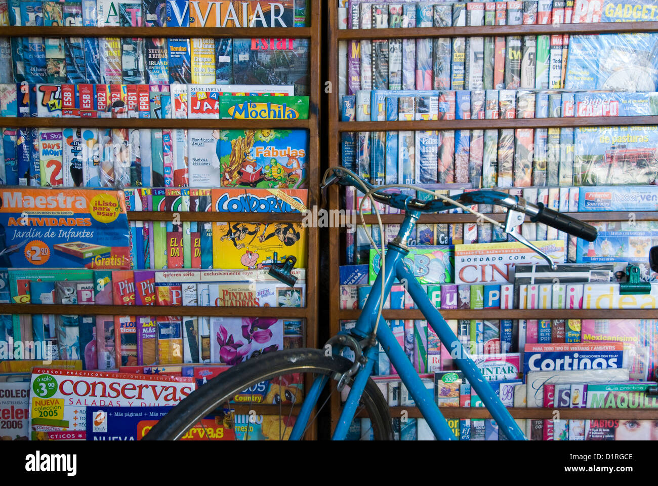 Magazine Rack sur rue au centre-ville de Montevideo, Uruguay Banque D'Images