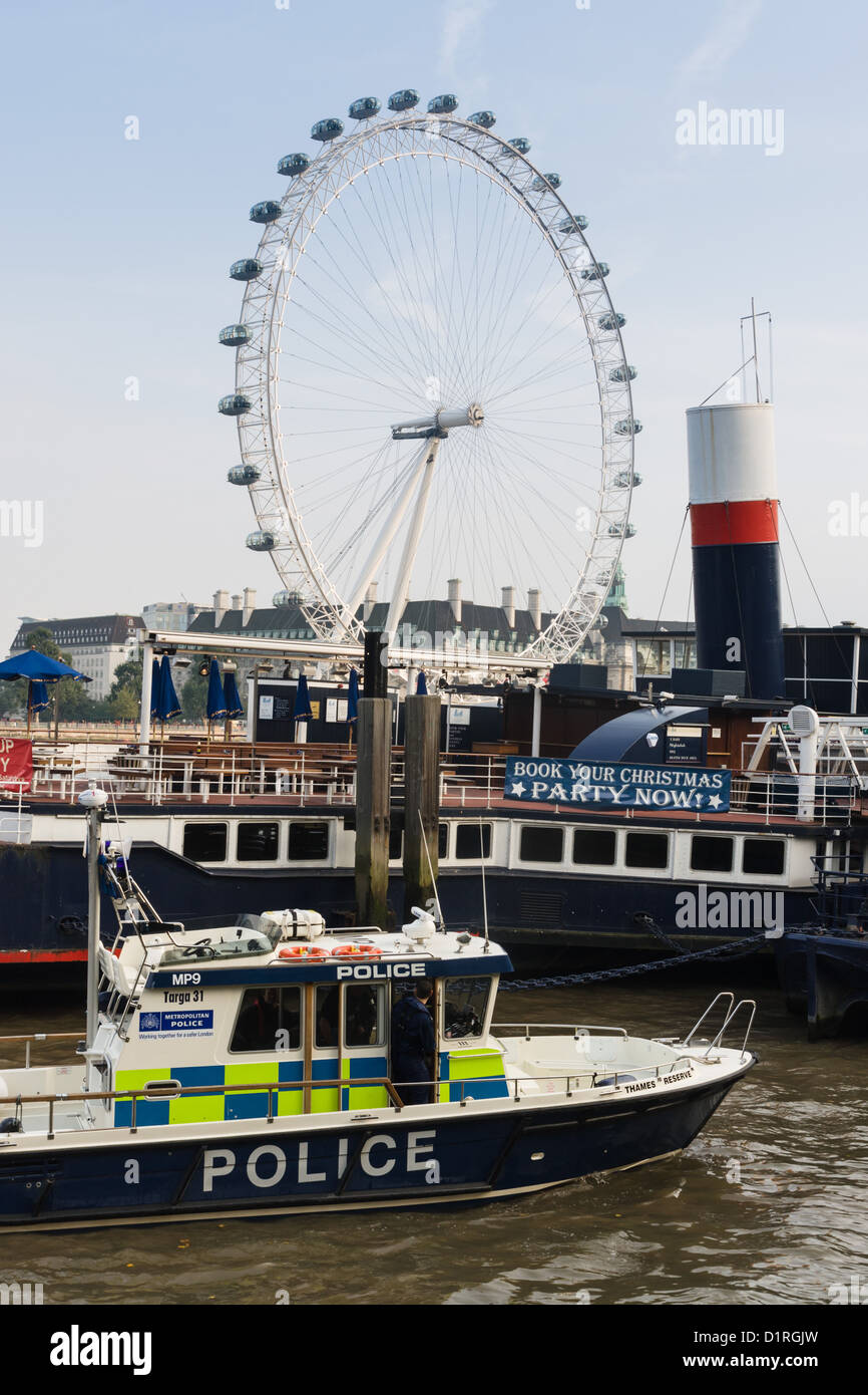 Londres - partie riverboat sur la Thames, London Eye (grande roue, et la rivière patrouille de police Banque D'Images