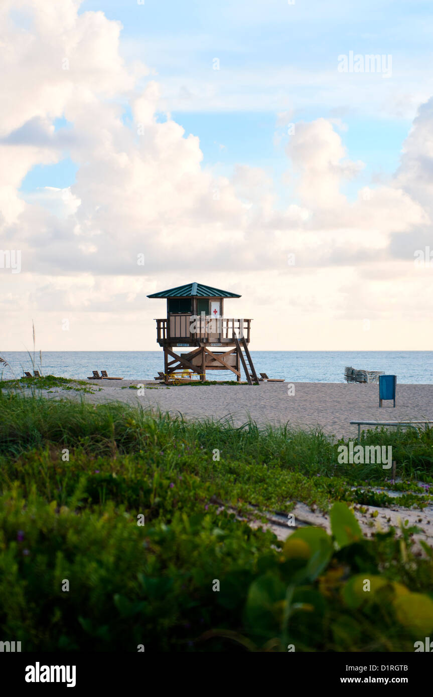 Un sauveteur shack sur Singer Island Floride , Riviera Beach, plage publique municipale, au lever du soleil. Banque D'Images