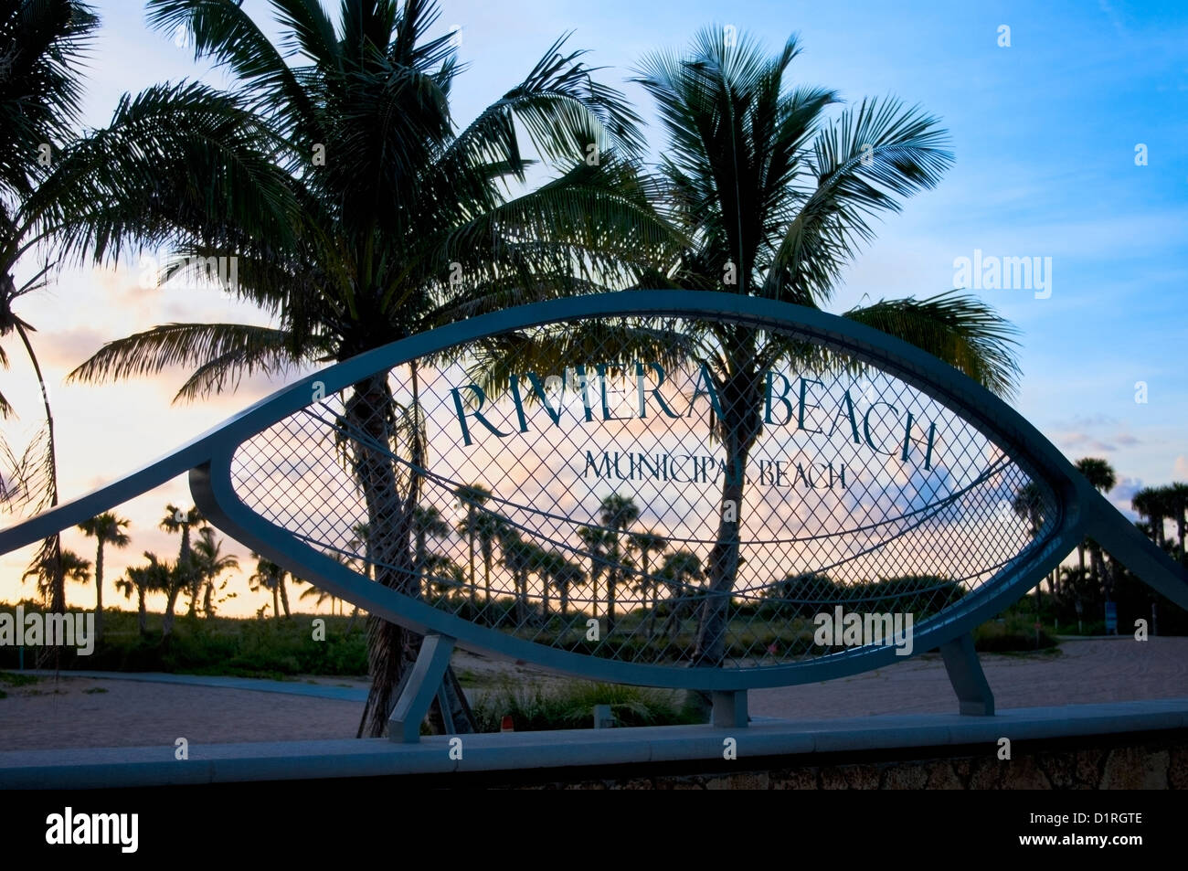 Singer Island, West Palm Beach / un signe d'Azur plage publique municipale au lever du soleil. Banque D'Images