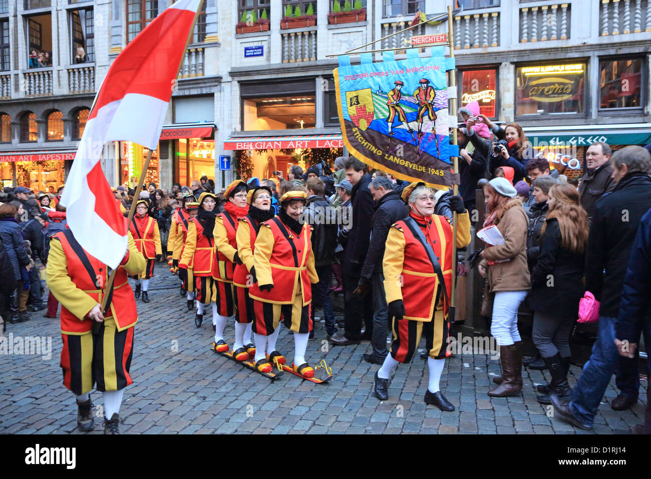 Les Stiltwalkers Royale traditionnelle sur la Parade du Père Noël à Noël, à la Grand Place, Bruxelles, Belgique Banque D'Images