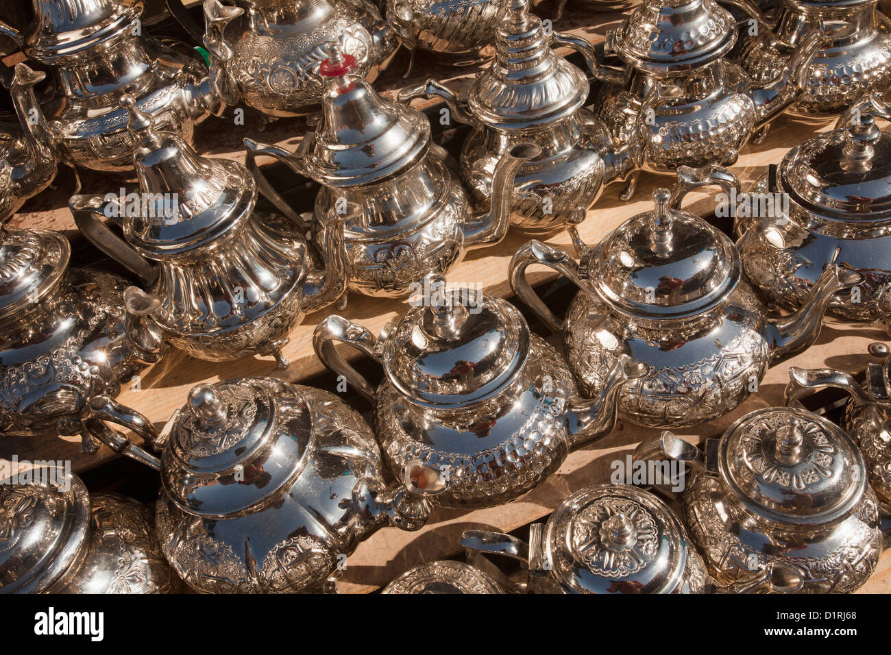 Le Maroc, Marrakech, marché. Des théières pour la vente. Banque D'Images