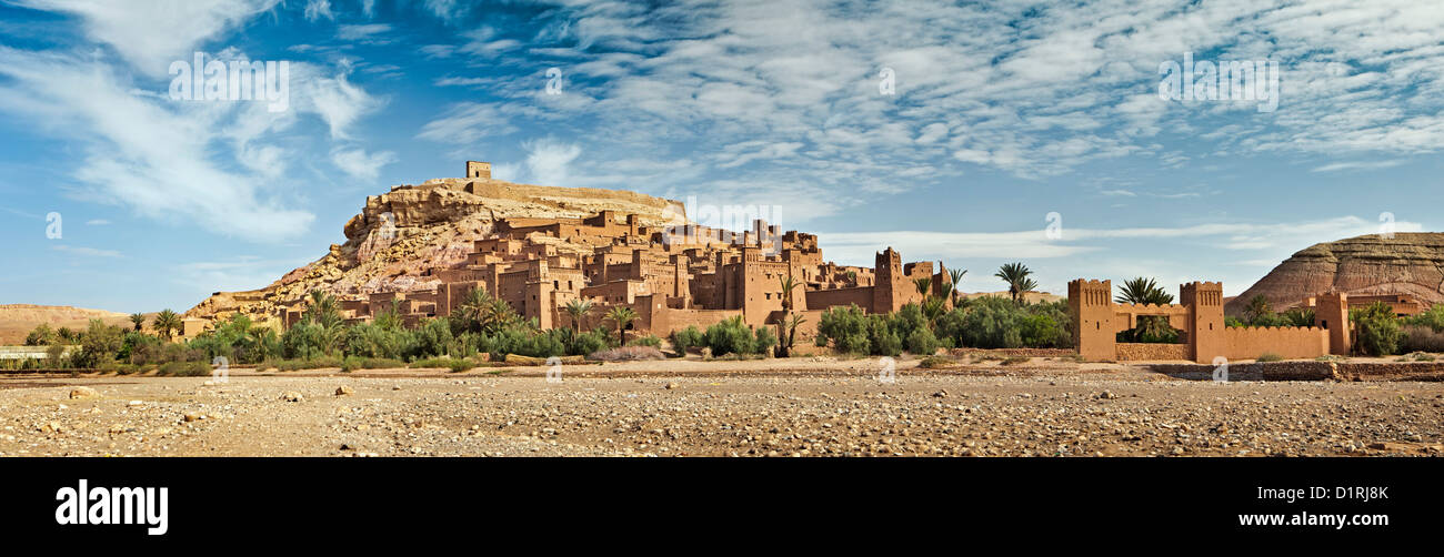 Le Maroc, Ait Ben Haddou, ancienne forteresse ou kasbah ou ksar. Vue panoramique. Banque D'Images