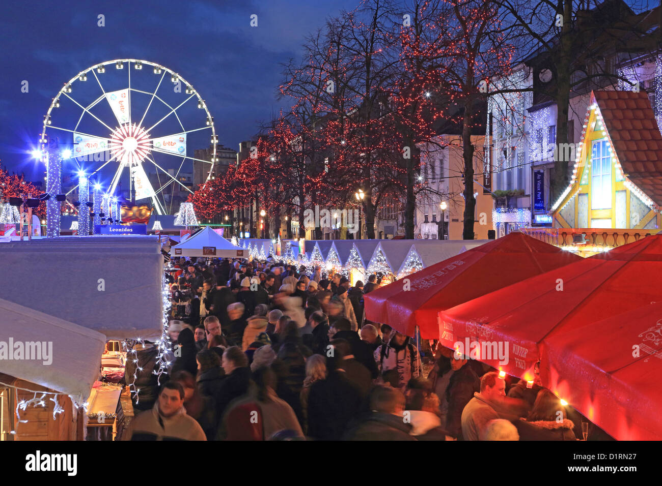 Le marché de Noël et la grande roue à St Catherine's Place sur le marché aux poissons, une partie de Bruxelles Plaisirs d'hiver, en Belgique Banque D'Images