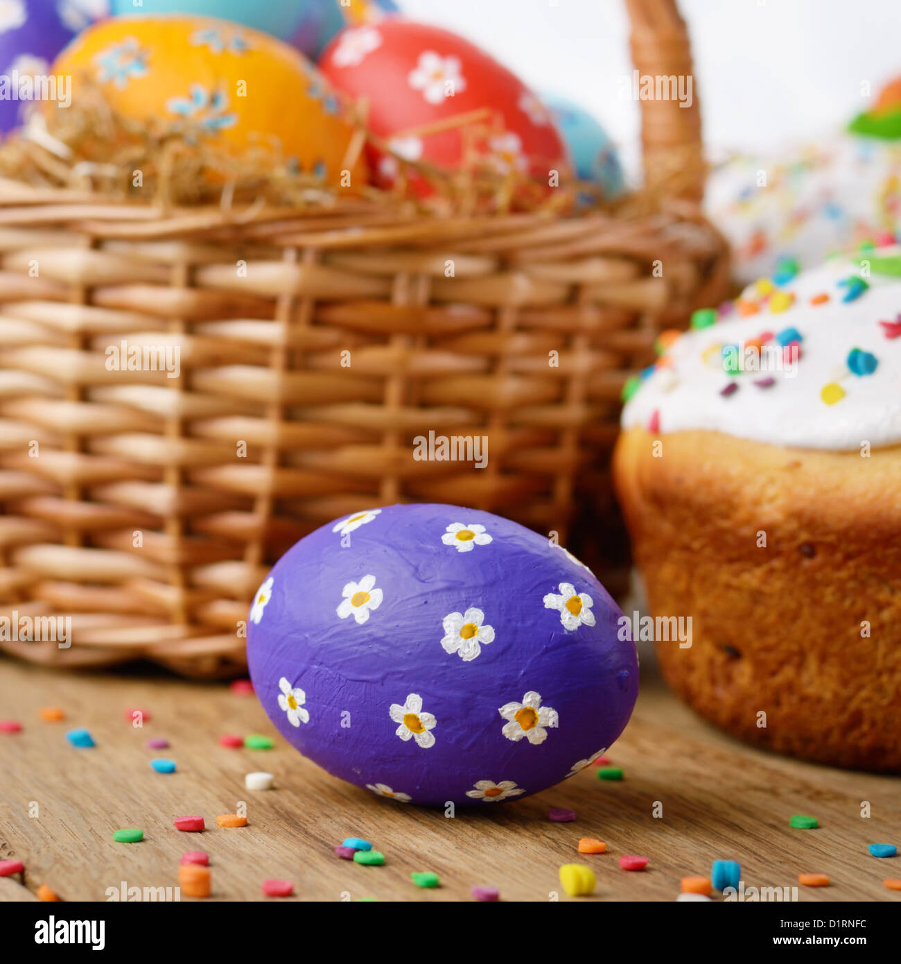 Décorations de Pâques - des œufs, des gâteaux et de panier sur le dessus de table Banque D'Images