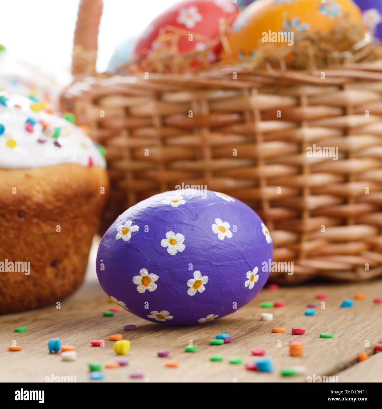 Décorations de Pâques - des œufs, des gâteaux et de panier sur le dessus de table Banque D'Images