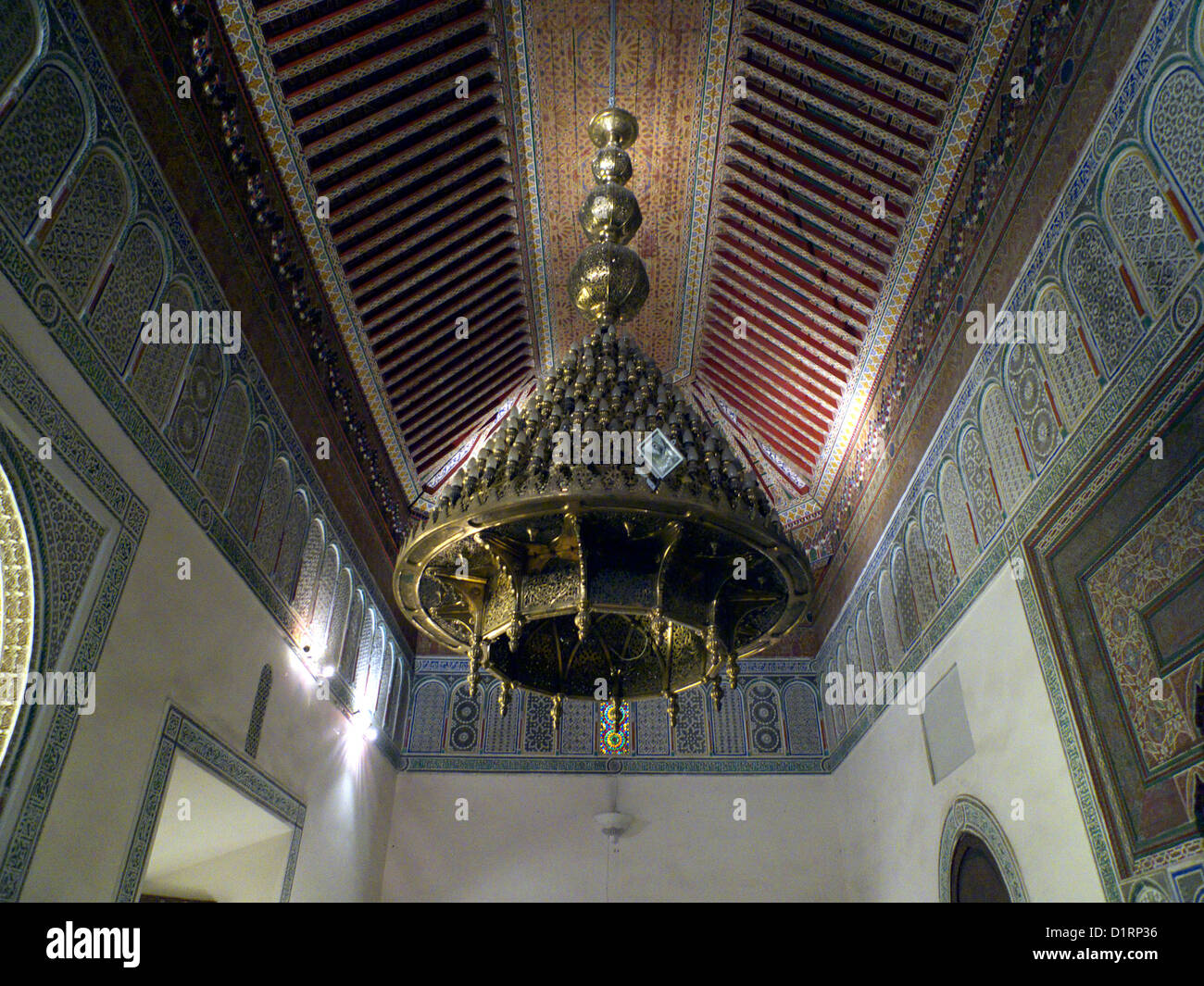 Plafond décoratif en bois de cèdre et de carreaux de mosaïque, plus lustre, à Dar Si Said musée des arts marocains, Marrakech Banque D'Images