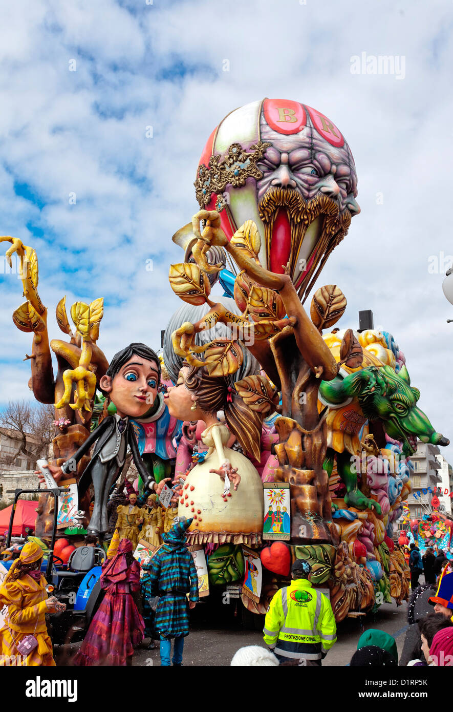 Couple sur un char de carnaval au cours d'une célèbre et Traditionsl défilé du carnaval de Putignano dans 2012, Bari, Pouilles, Italie Banque D'Images