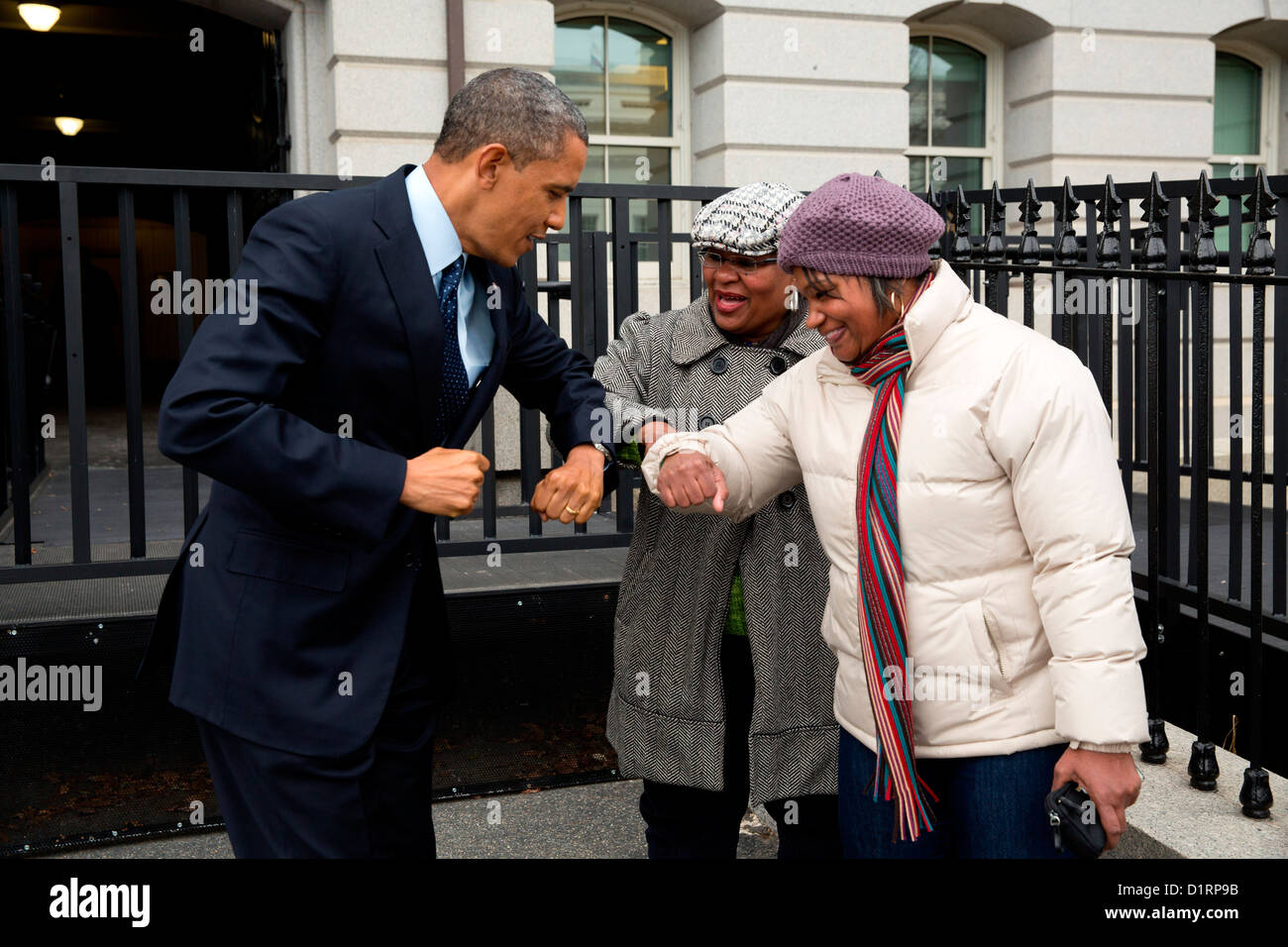 Le président américain Barack Obama accueille un couple de fonctionnaires avec un coude bump remarques suivantes sur la fiscal cliff négociations comme il a marché retour à la Maison Blanche le 31 décembre 2012 à Washington, DC. Banque D'Images