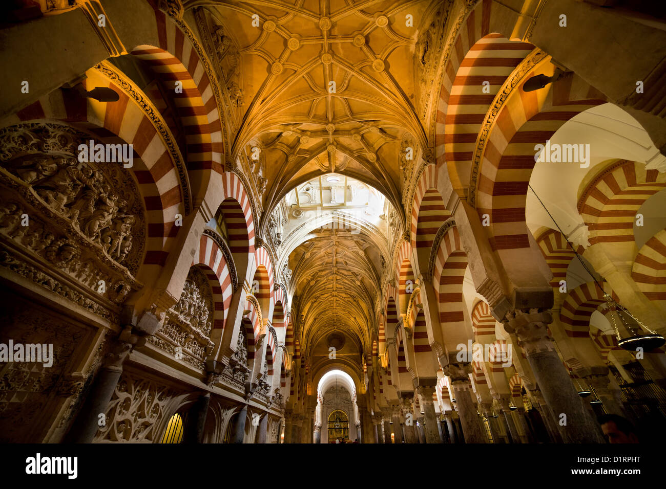 Intérieur de la cathédrale Mezquita (la Grande Mosquée) avec les deux styles d'architecture islamique et chrétienne à Cordoba, en Espagne. Banque D'Images