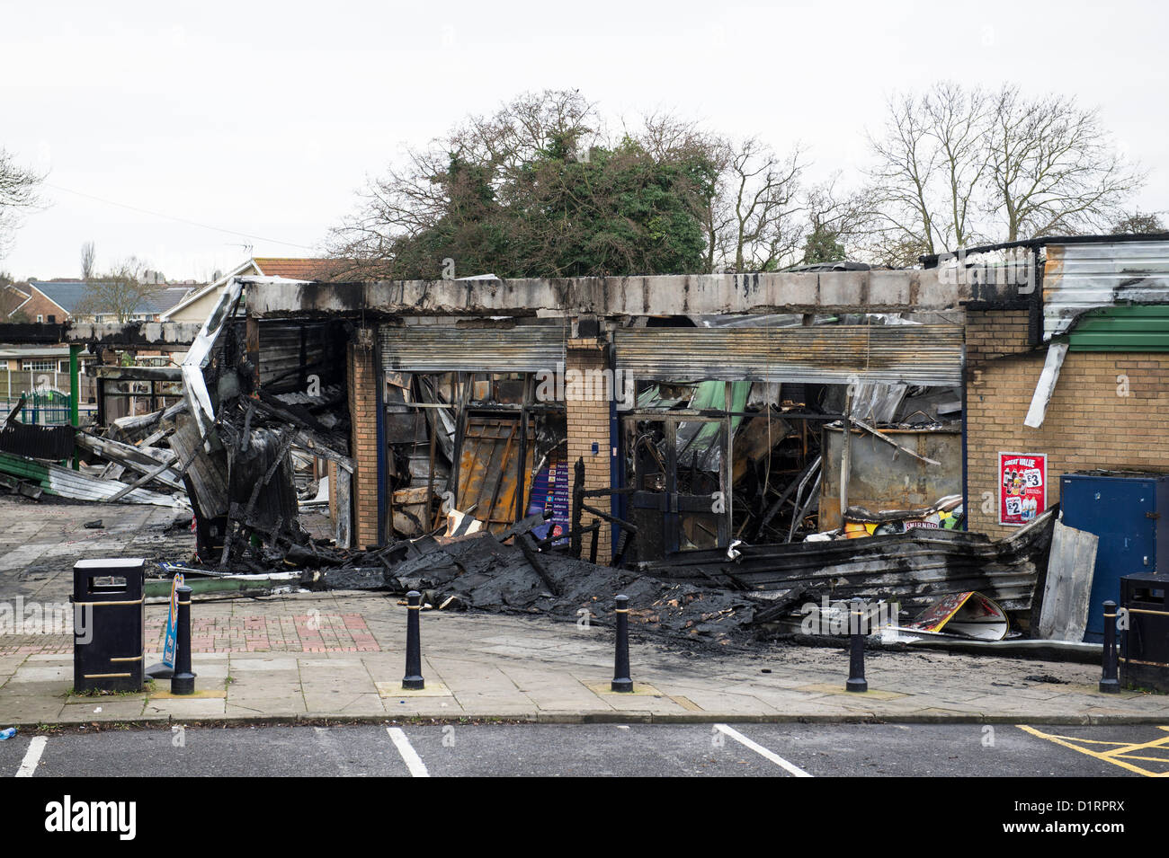 Boutiques, Triangle Laindon, Basildon, Essex. La journée après un incendie a dévasté quatre entreprises de raser au sol. Des fonctionnaires du Conseil commencent à évaluer les dégâts à la parade de boutiques qu'elles possèdent et louer à l'entreprise et organiser la sécurité du site. Crédit : La Farandole Stock Photo / Alamy Live News Banque D'Images