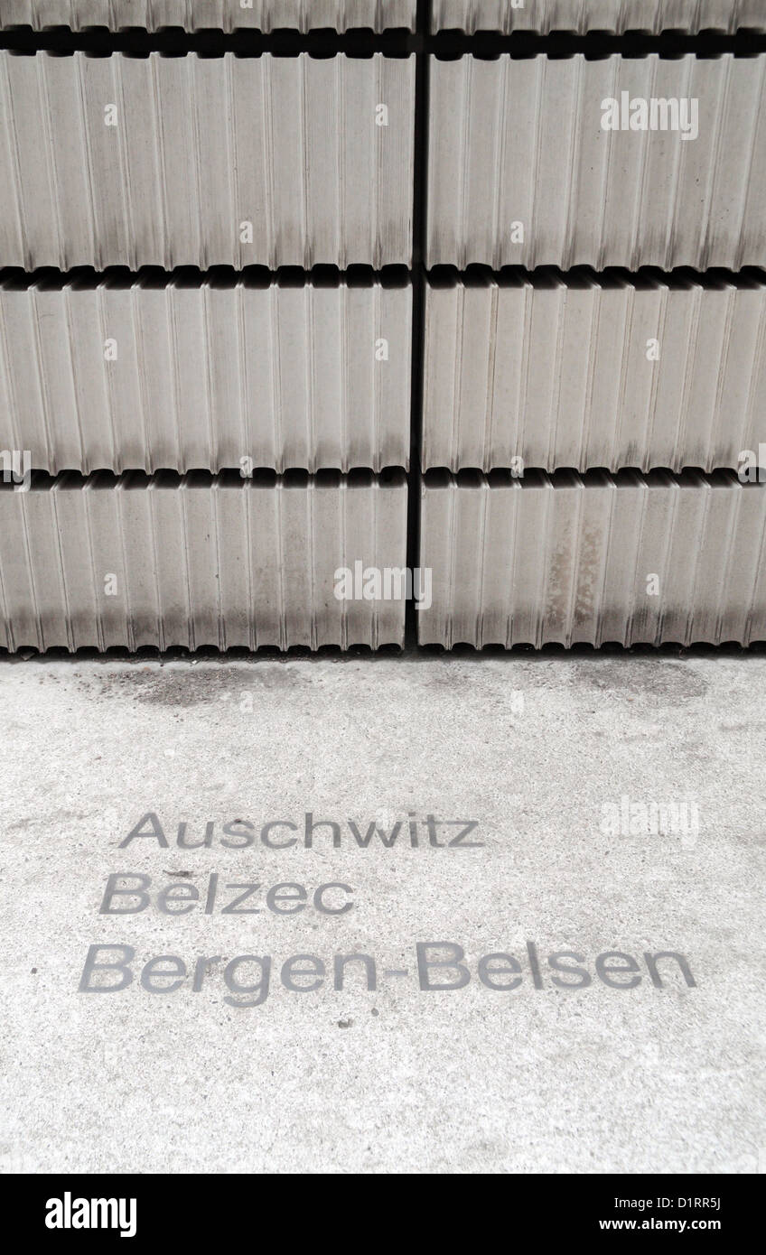 Les noms d'Auschwitz, Belzec et Bergen Belsen inscrit sur le mémorial de l'Holocauste, Judenplatz Wien (Vienne, Autriche). Banque D'Images
