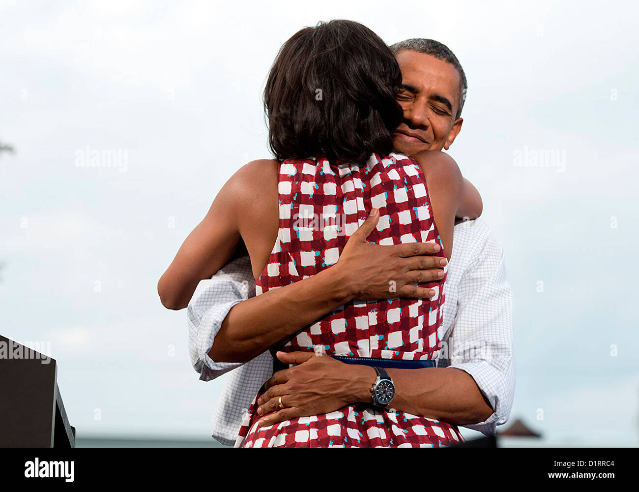 Le président américain Barack Obama reste à la Première Dame après le présentant à un événement de campagne, 15 août 2012 à Davenport, Iowa. Banque D'Images