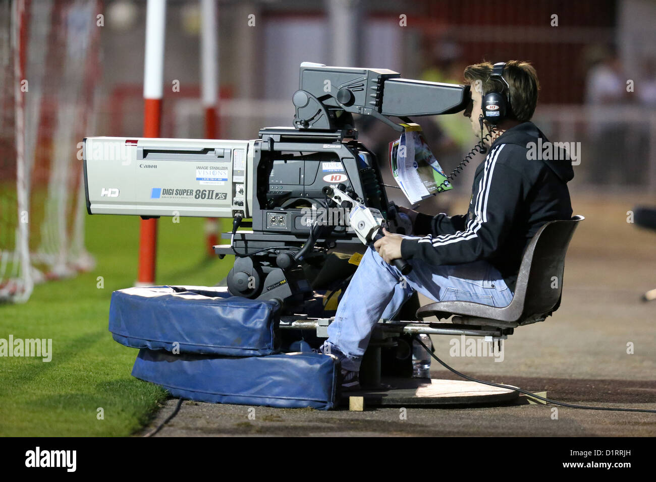Television cameraman filming football match Banque de photographies et  d'images à haute résolution - Alamy