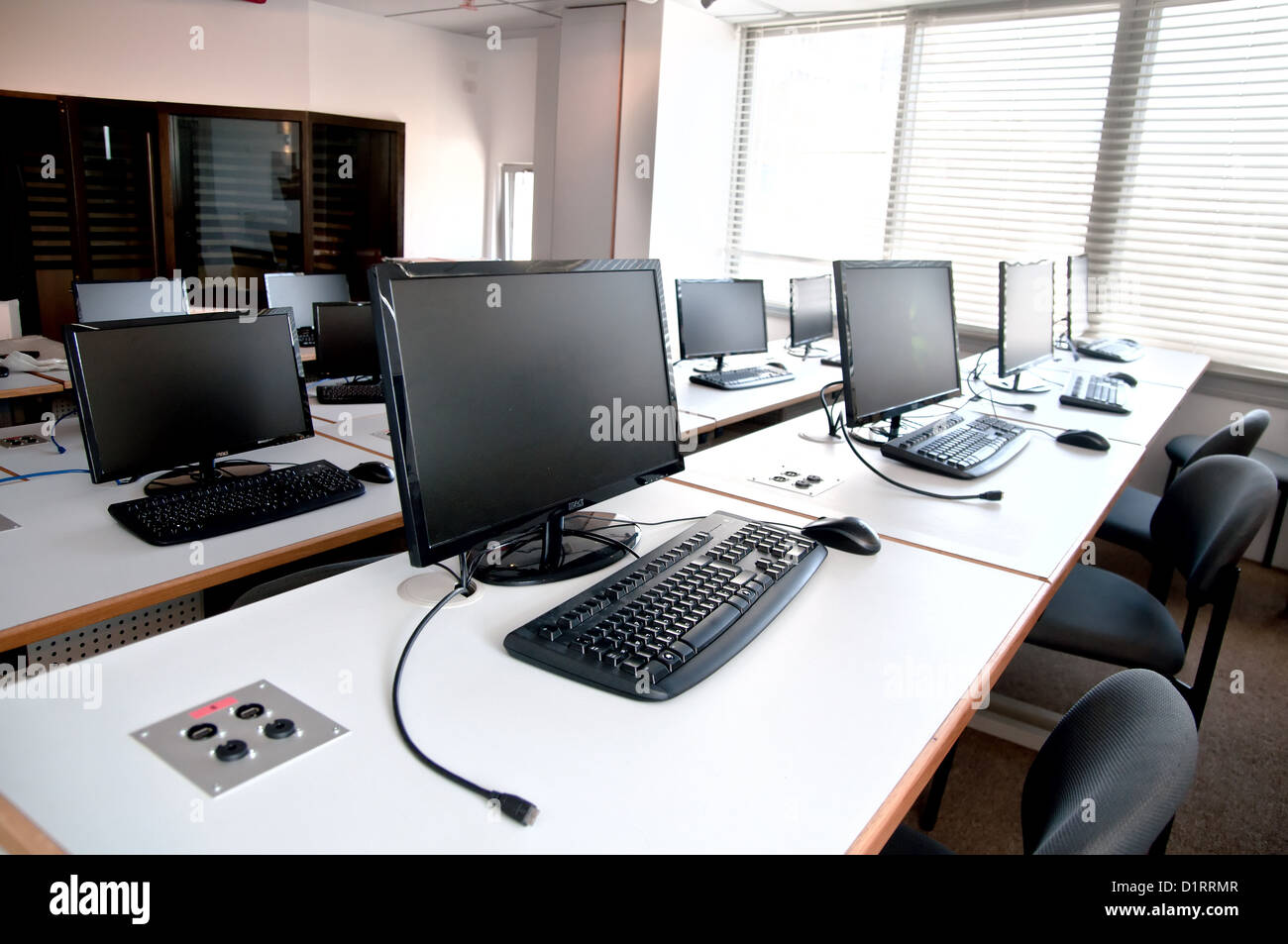 Ligne de PC de bureau de travail dans la salle de classe Banque D'Images