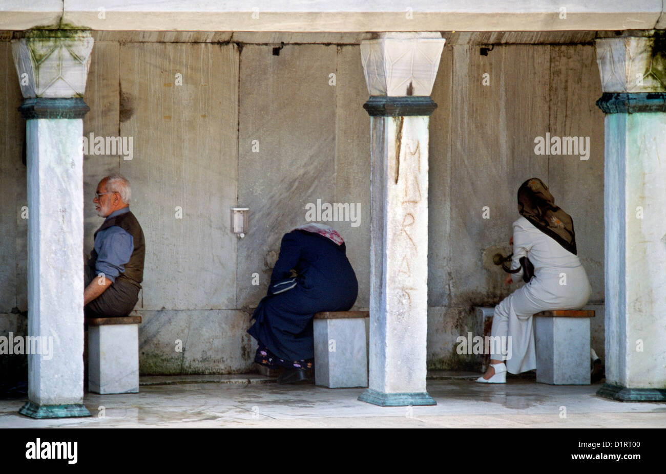 Istanbul Turquie Mosquée Bleue musulmans lavage avant la prière Wudu Banque D'Images
