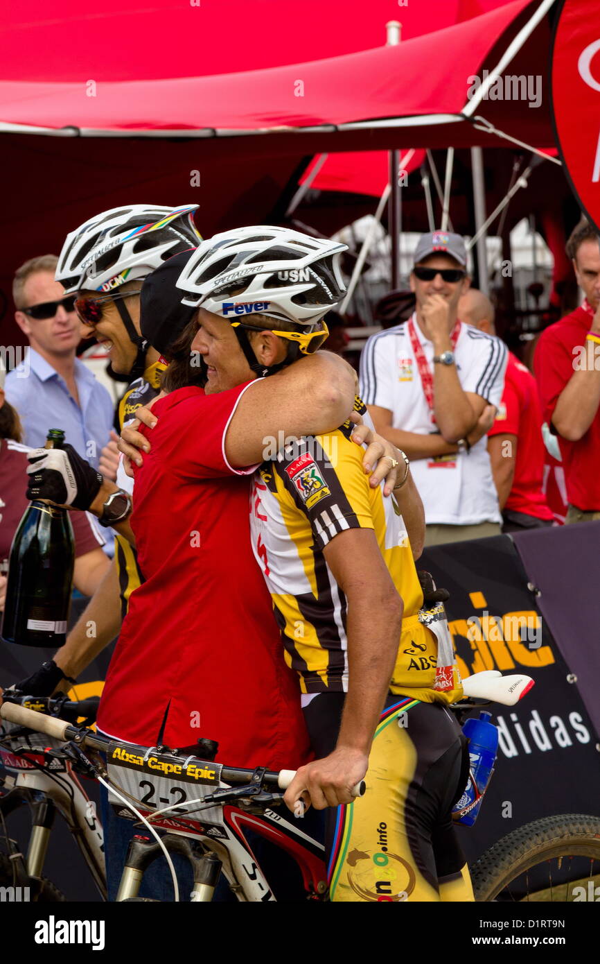 WESTERN CAPE, AFRIQUE DU SUD : Burry Stander de l'Afrique du Sud obtient un câlin de sa mère après qu'il est devenu le premier d'Afrique du Sud pour gagner l'Absa Cape Epic, course de VTT en ses 8 ans d'histoire. (Photo par Gallo Images/Chris Hitchcock) Banque D'Images