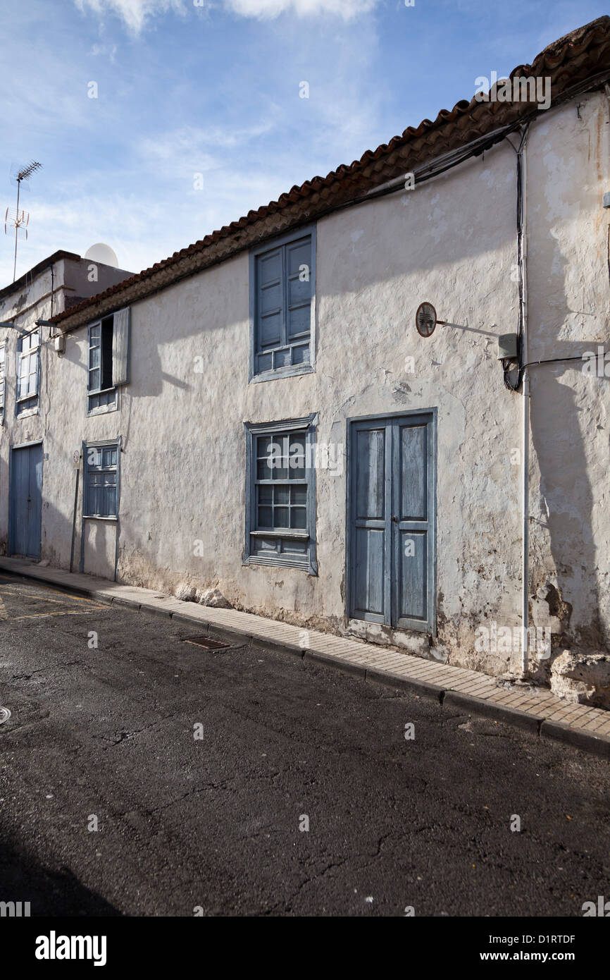 Maison ancienne dans Guia de Isora avec peinture décolorée et murs texturés. Tenerife, Canaries, Espagne, Banque D'Images