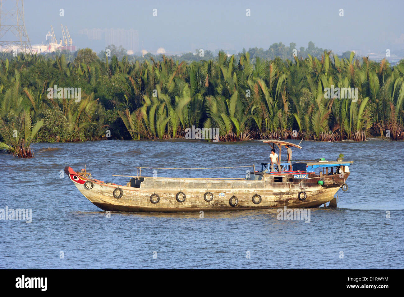 House boat ou bateau maison,où quelques personnes vietnames et travail vivant avec leurs familles dans le fleuve du Mékong saigon, Vietnam, Banque D'Images