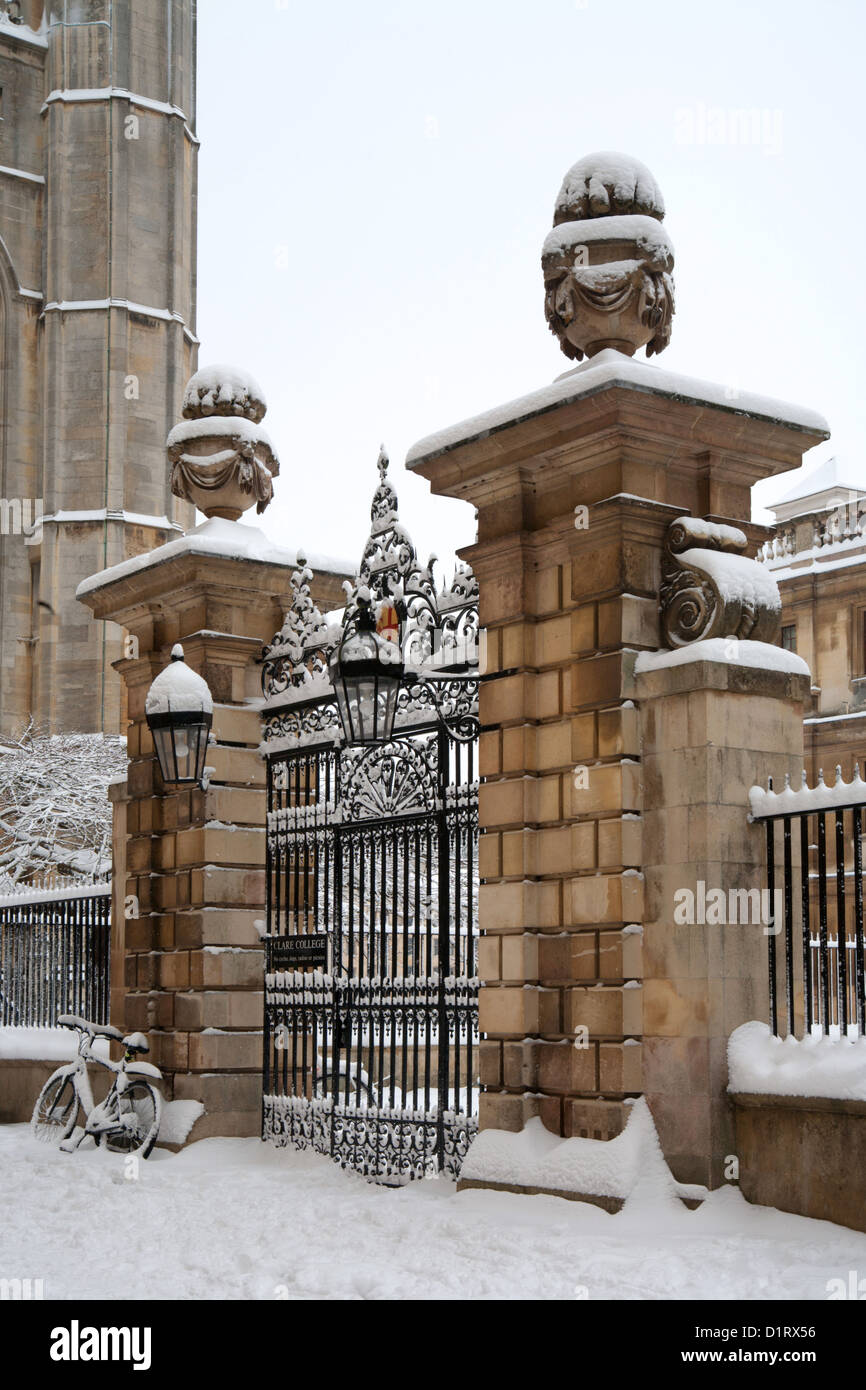 Clare College Cambridge University main Gate après de fortes chutes de neige. Banque D'Images