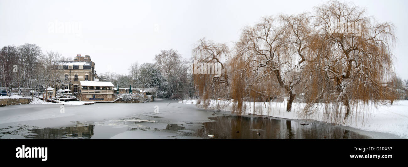 Pub Granta sur la rivière Cam Cambridge, saules d'hiver dans la neige et la glace. Banque D'Images