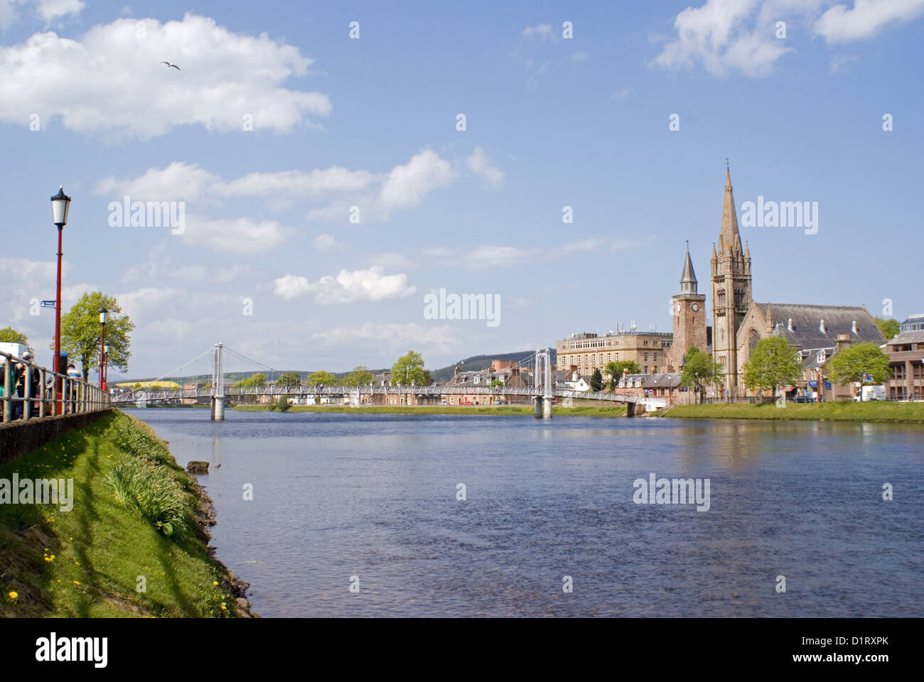 Pont suspendu pour piétons sur la rivière Ness à Inverness Banque D'Images