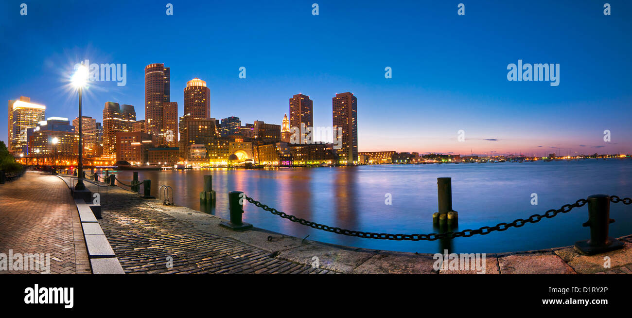 Boston Skyline Coucher du Soleil Vue panoramique à partir de la jetée de ventilateur Banque D'Images