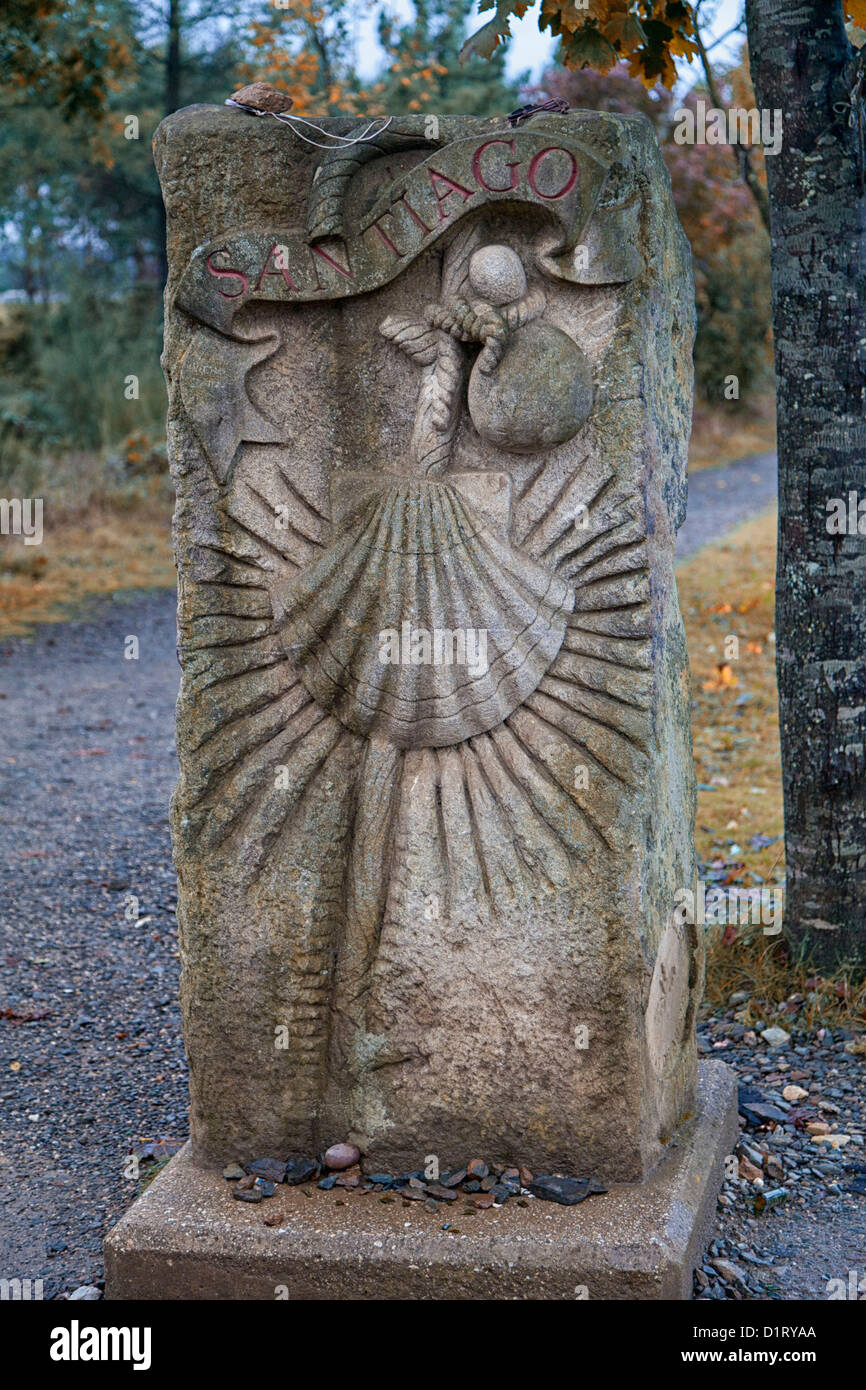 Route Camino ciment marqueur avec coquille Saint-Jacques bâton de marche et gourd, marque la route Camino de Santiago en Espagne pour les pèlerins Banque D'Images