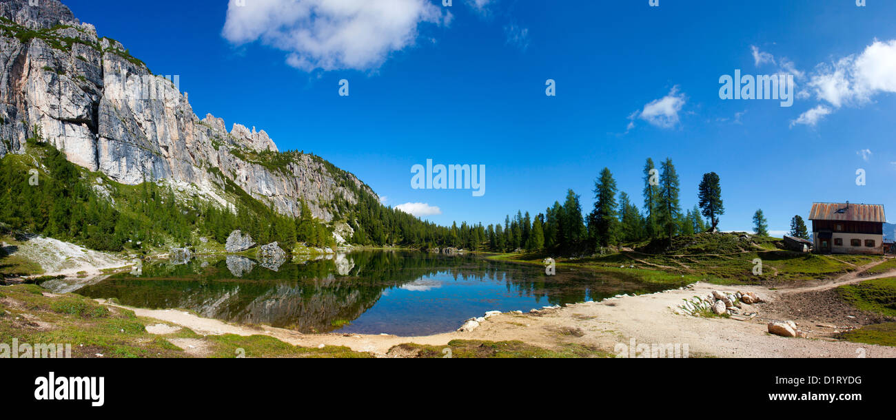 Lago, Russie dans le bacground le Mezzodý di Becco, à droite Croda da Lago et G. Palmieri refuge, Dolomites, Veneto, Italie Banque D'Images