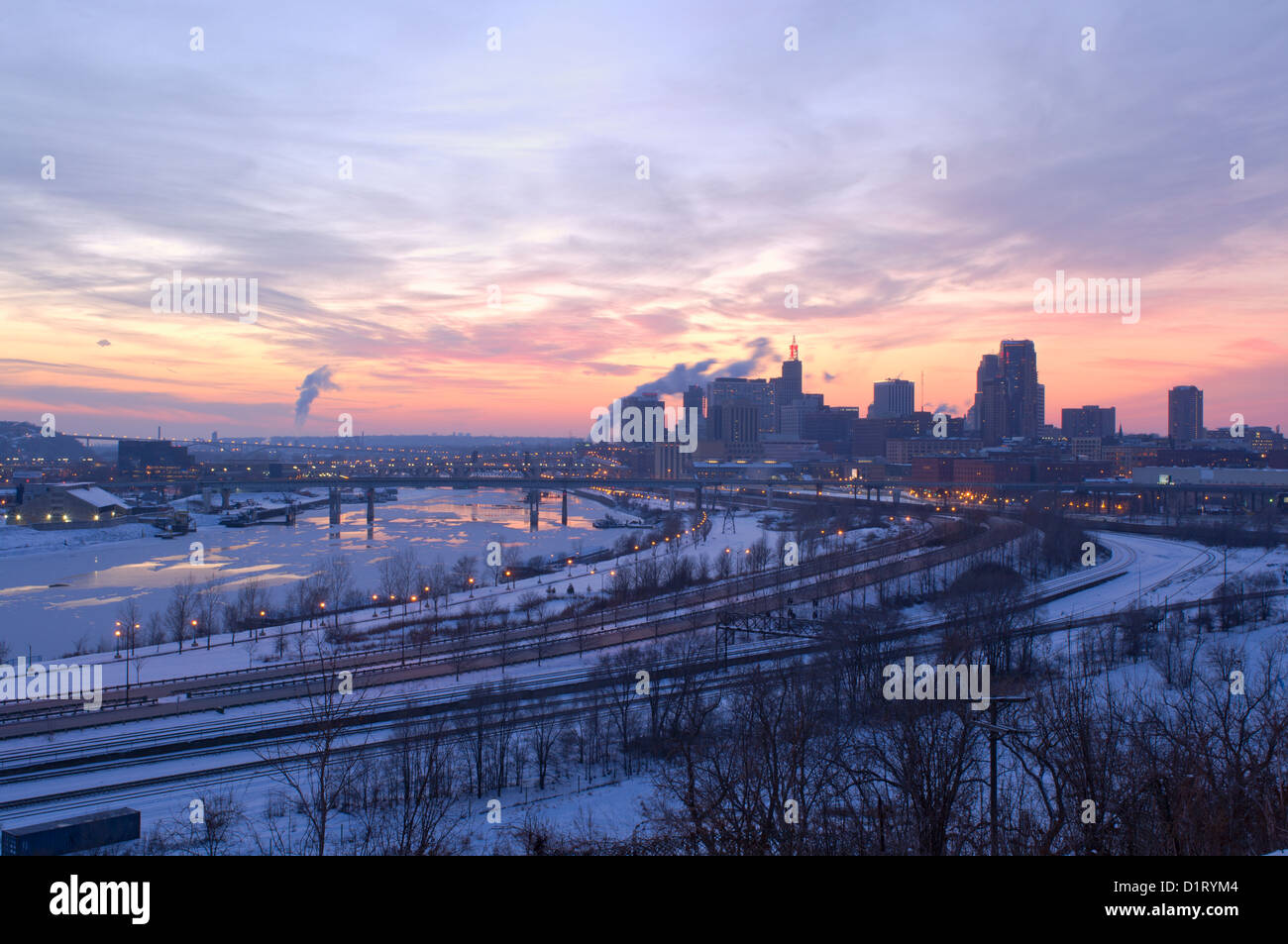 Le centre-ville de saint Paul et du fleuve Mississippi au crépuscule de l'Indian Mounds Park donnent sur en hiver Banque D'Images