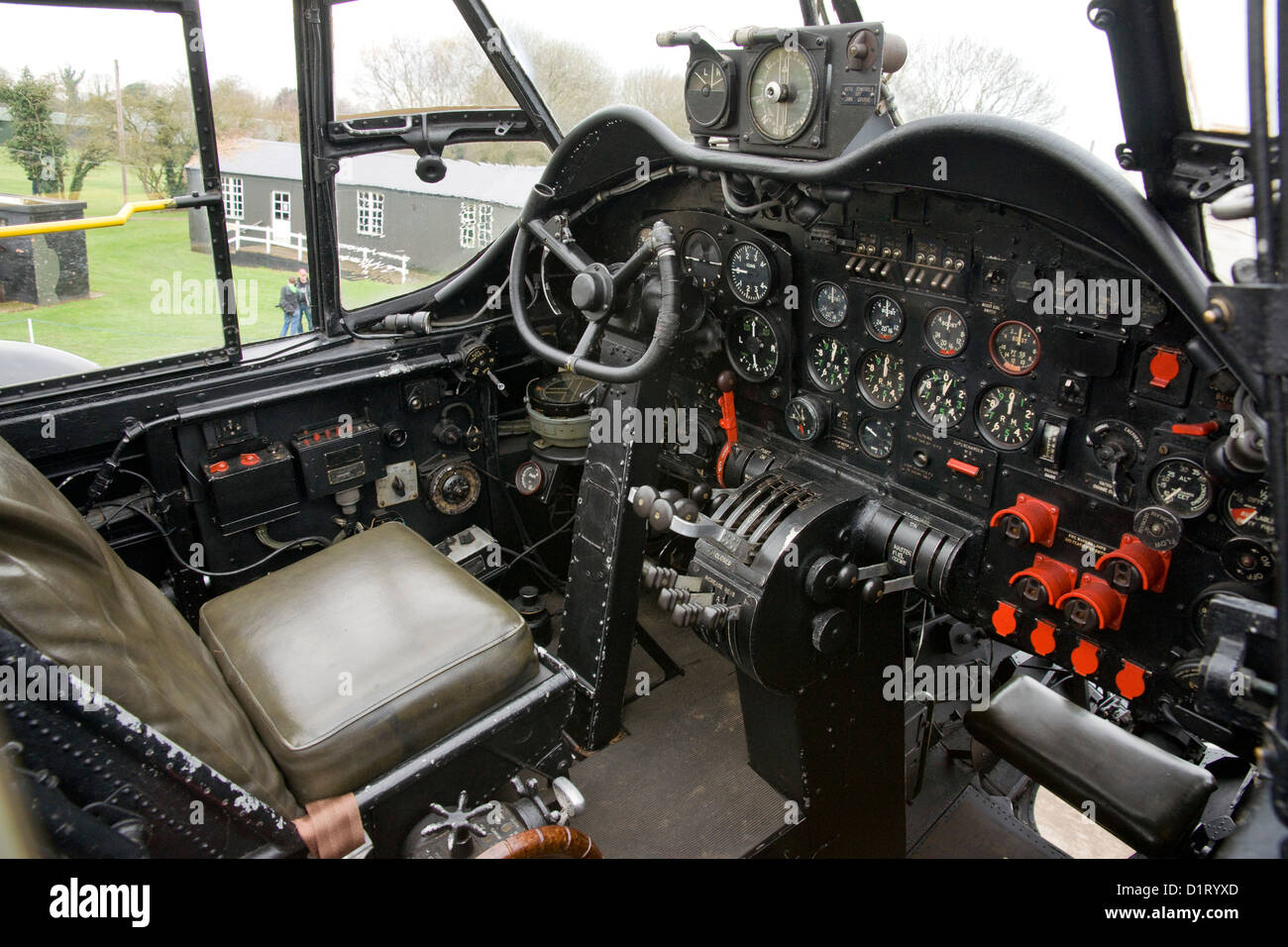 Bombardier Avro Lancaster NX611 'Jane' Cockpit au Centre du patrimoine mondial de l'aviation du Lincolnshire East Kirkby - Royal Air Force Banque D'Images