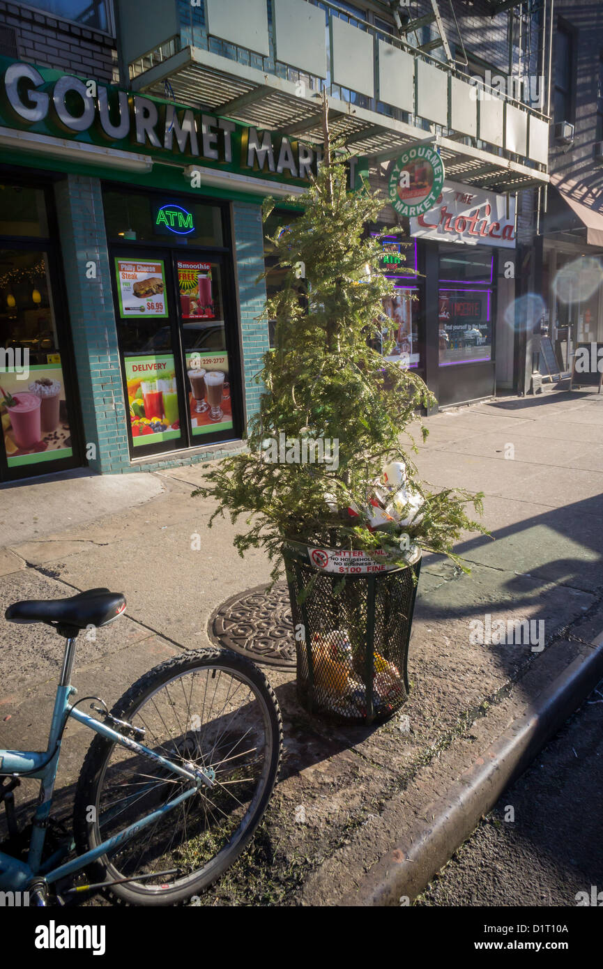 Un pauvre, solitaire, abandonné arbre de Noël est vu en bordure de la poubelle dans le le quartier de Chelsea à New York Banque D'Images