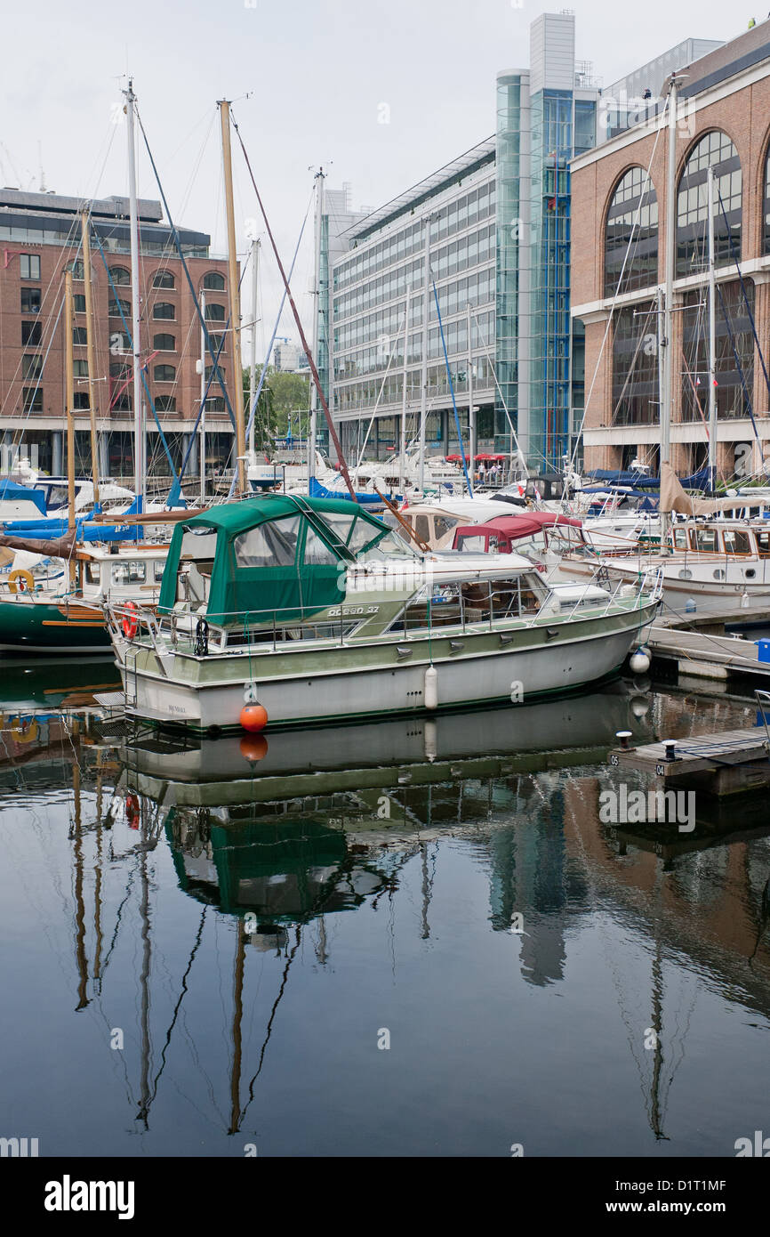 St Katharine Docks, London's premiere marina de yacht de luxe dans le quartier londonien de Tower Hamlets, sur le côté nord de la rivière Banque D'Images