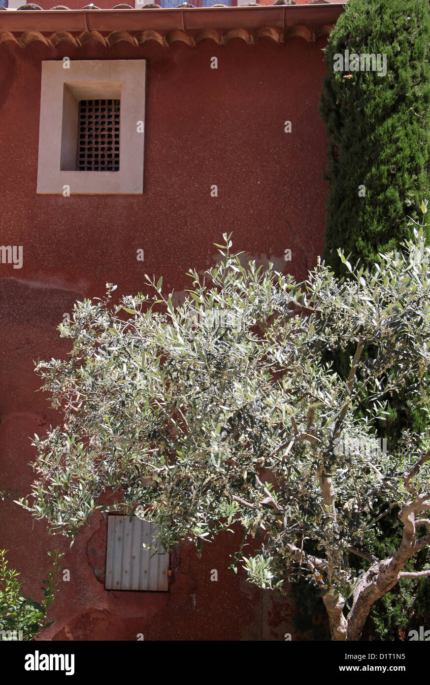 Maisons colorées à Roussillon dans le Luberon, Provence, France Banque D'Images