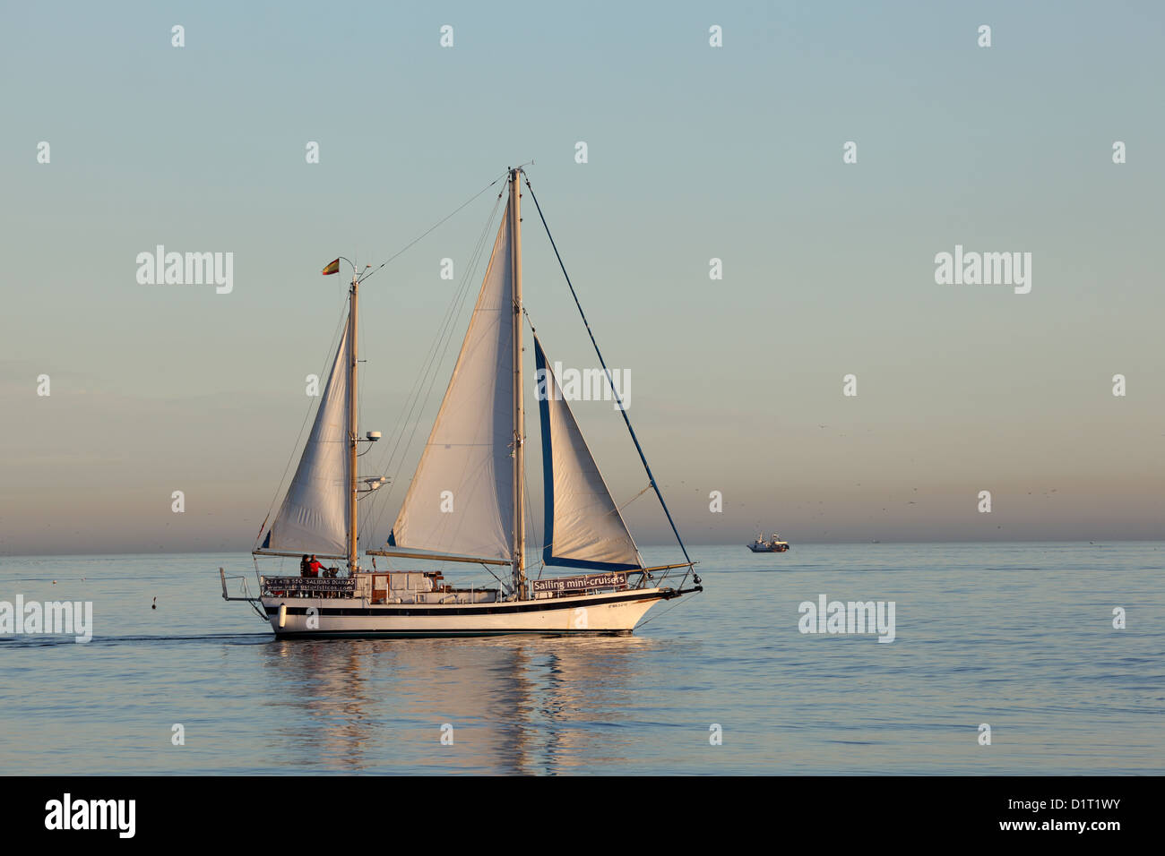 Petite voile bateau dans la mer Méditerranée. Costa del Sol, Andalousie, Espagne Banque D'Images