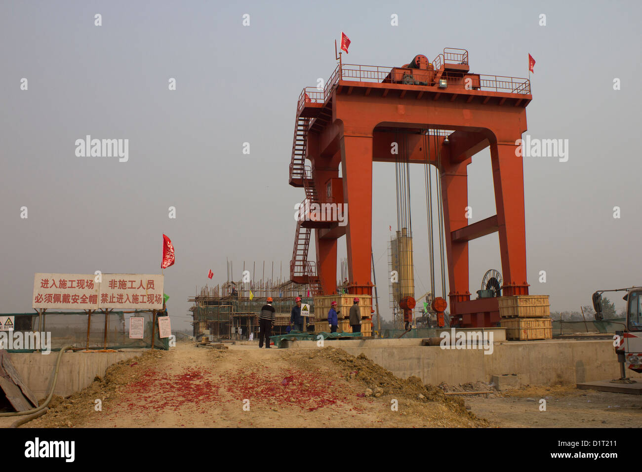 Grue géante utilisée pour la construction de la station de pompage d Huinanzhuang, Chine Banque D'Images