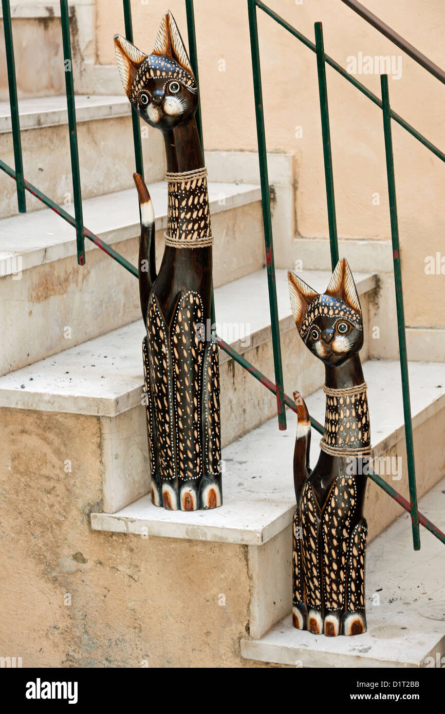 Deux Chats à vendre en bois sur les mesures d'artefact boutique dans la vieille ville de Corfou Banque D'Images