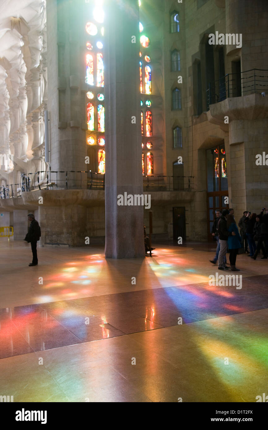 L'intérieur de la Sagrada Familia montrant des vitraux et colonnes en pierre, Barcelone, Espagne Banque D'Images