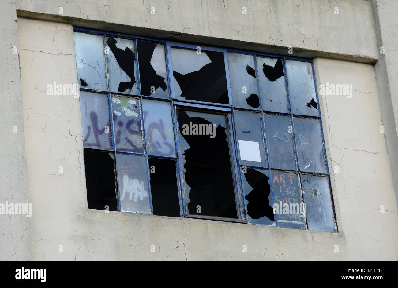 Ipswich UK 1 Janvier 2013 - Broken brisé des fenêtres dans un bâtiment abandonné Banque D'Images