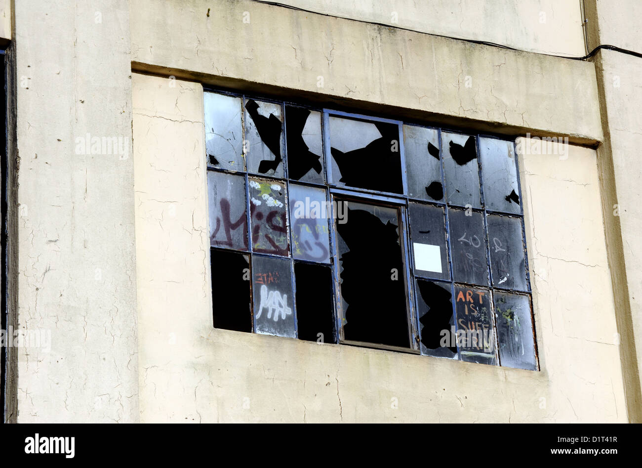 Ipswich UK - fenêtres brisées dans un bâtiment abandonné Banque D'Images