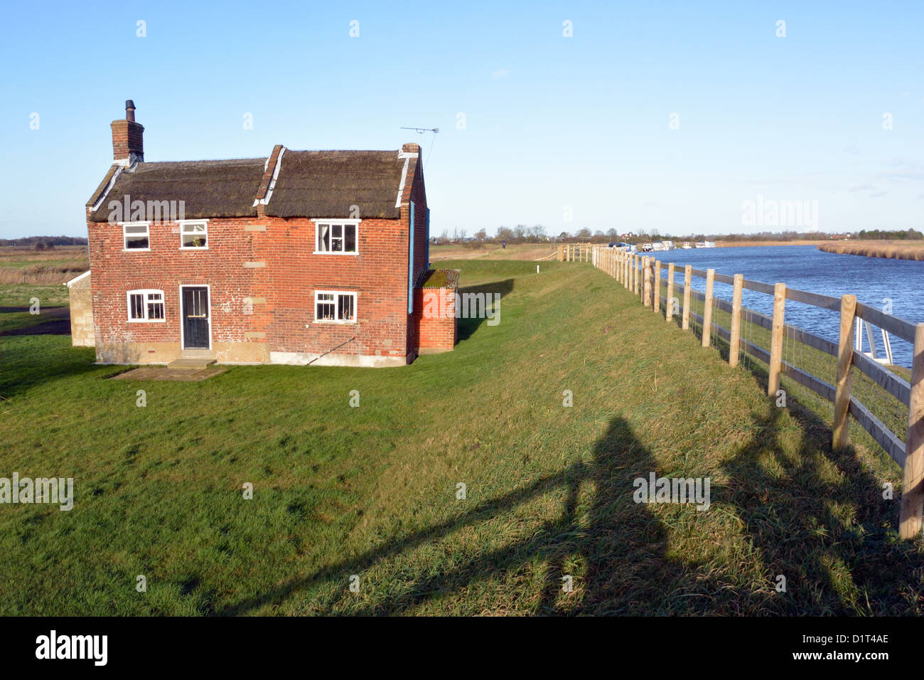 Cottages at Mill House Farm à côté de la rivière Bure, acle, Norfolk Broads, Parc National Banque D'Images