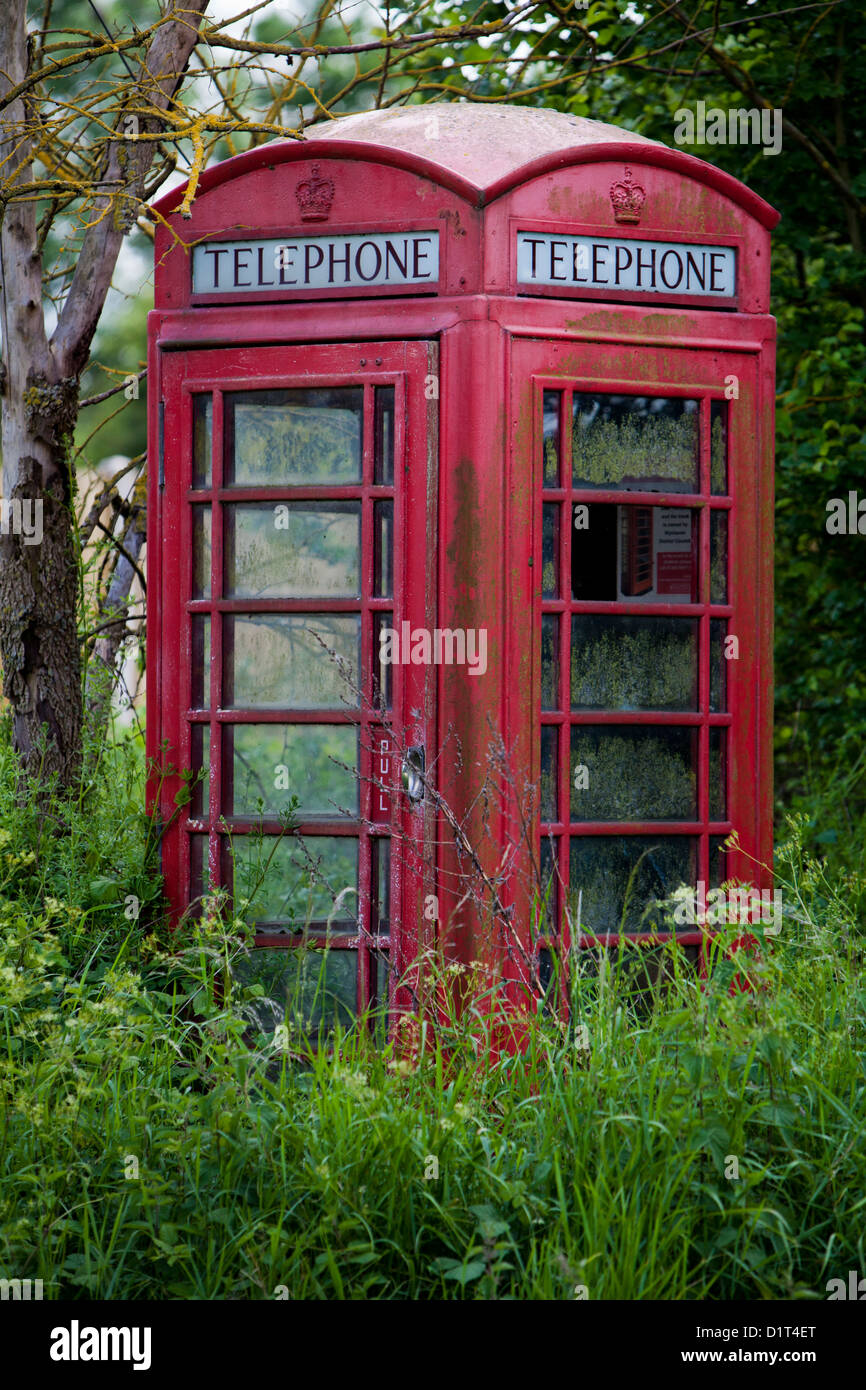 Une vieille cabine téléphonique rouge se trouve à proximité d'un désespéré dans le Worcestershire routière car il perd progressivement sa bataille avec l'environnement Banque D'Images